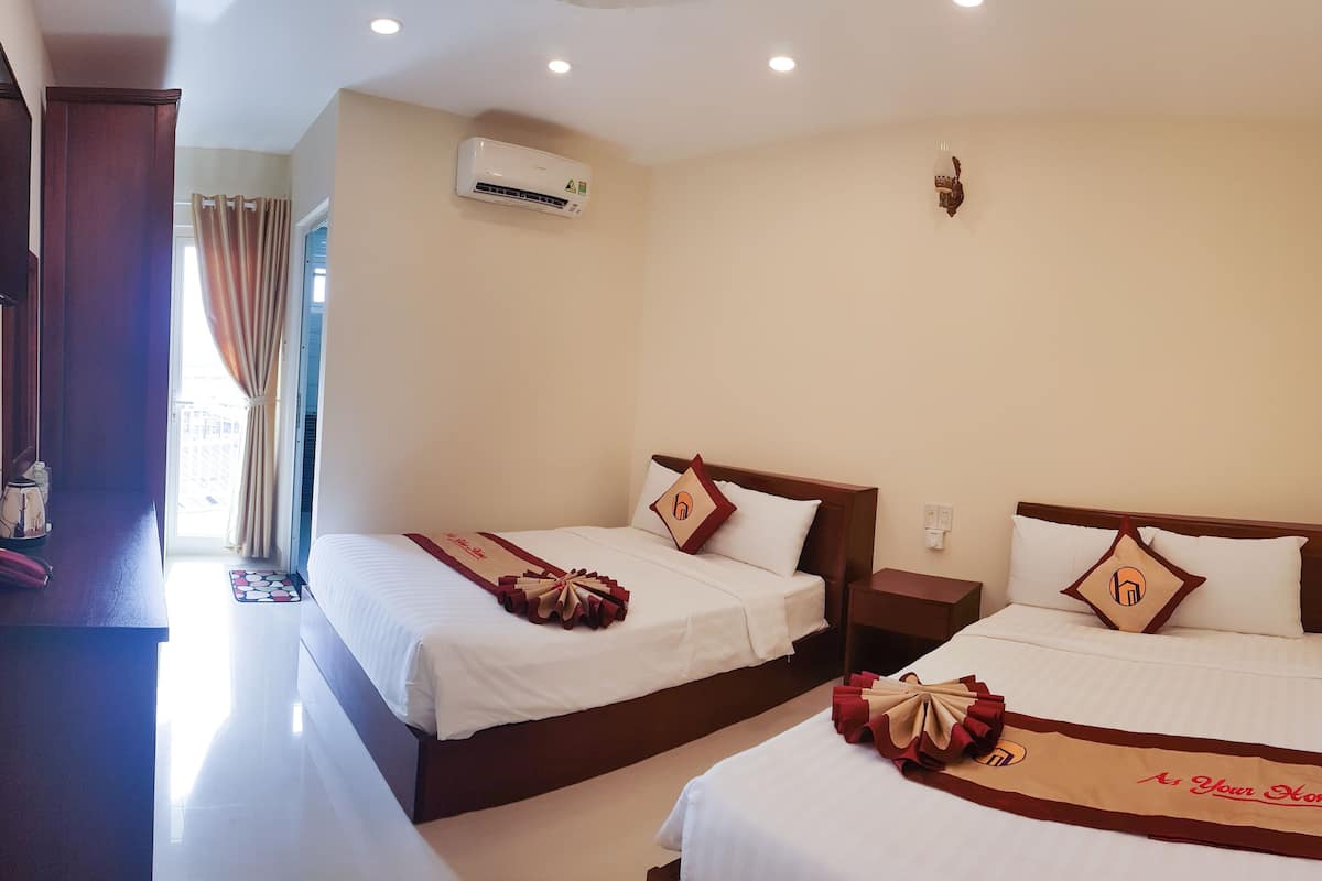 Deluxe Twin Room | Minibar, in-room safe, individually furnished, desk
