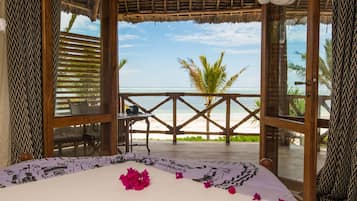 Minibar, Zimmersafe, Schreibtisch, VerdunkelungsvorhÀnge