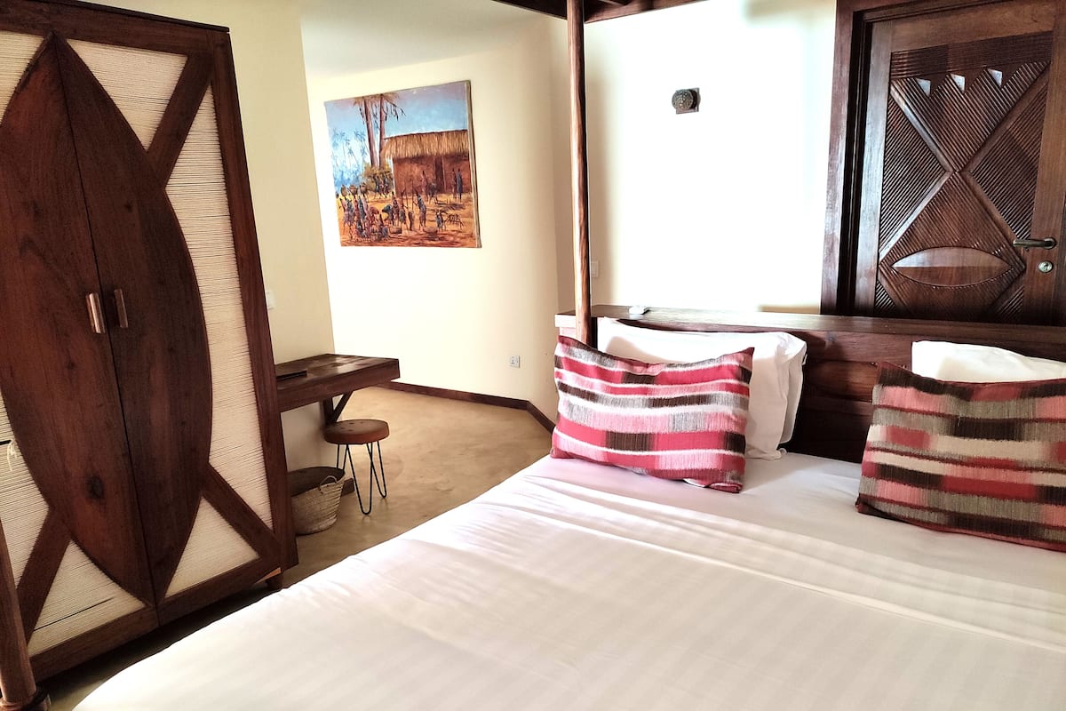Comfort Suite, 2 Bedrooms, Ocean View | 2 bedrooms, minibar, in-room safe, desk