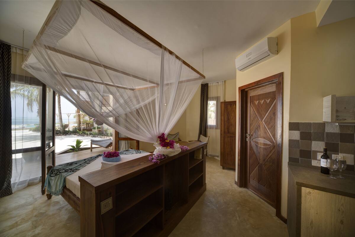 Superior Studio, 1 King Bed, Ocean View | Minibar, in-room safe, desk, blackout drapes