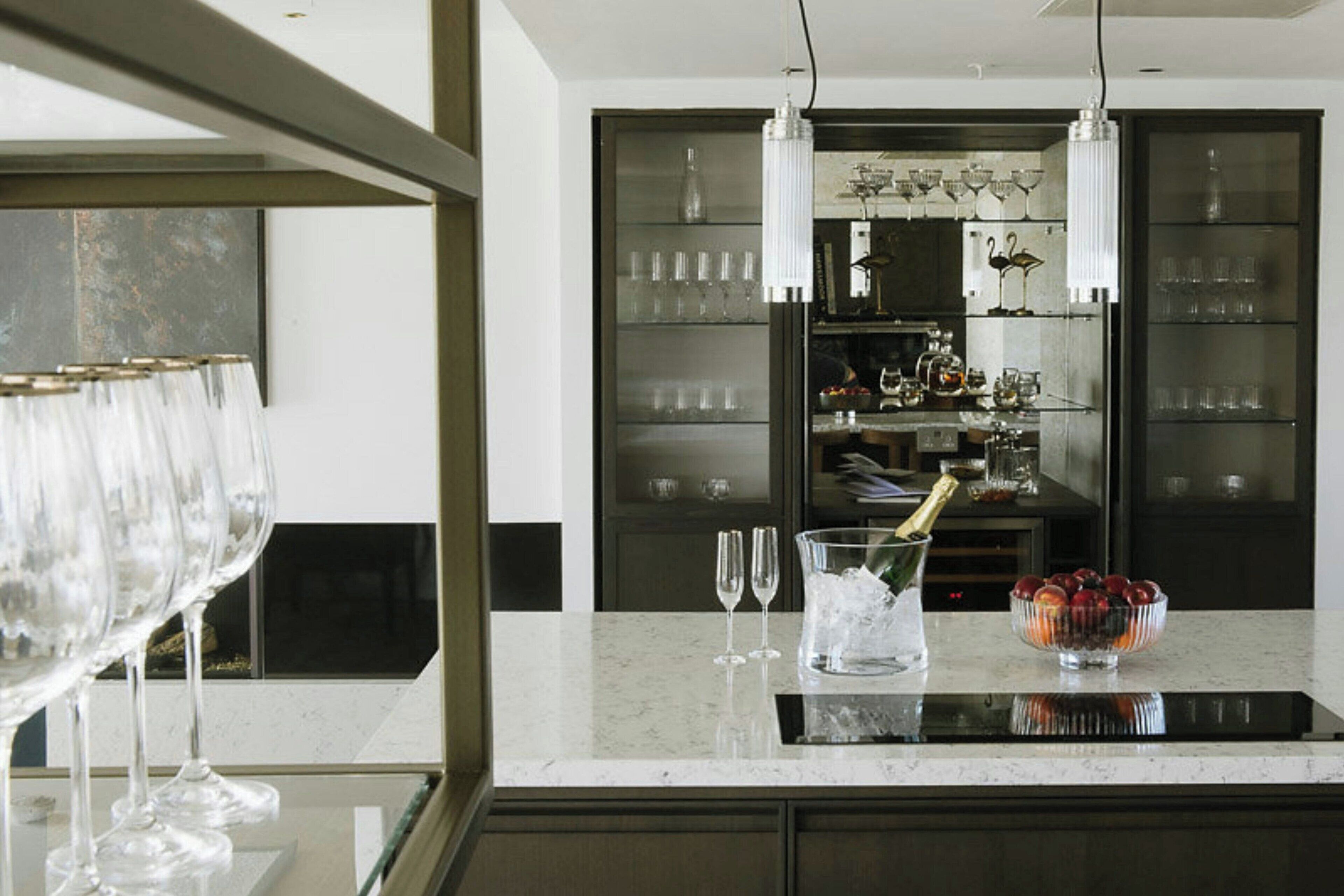 Refrigerador con congelador, microondas, horno y parrilla de estufa 