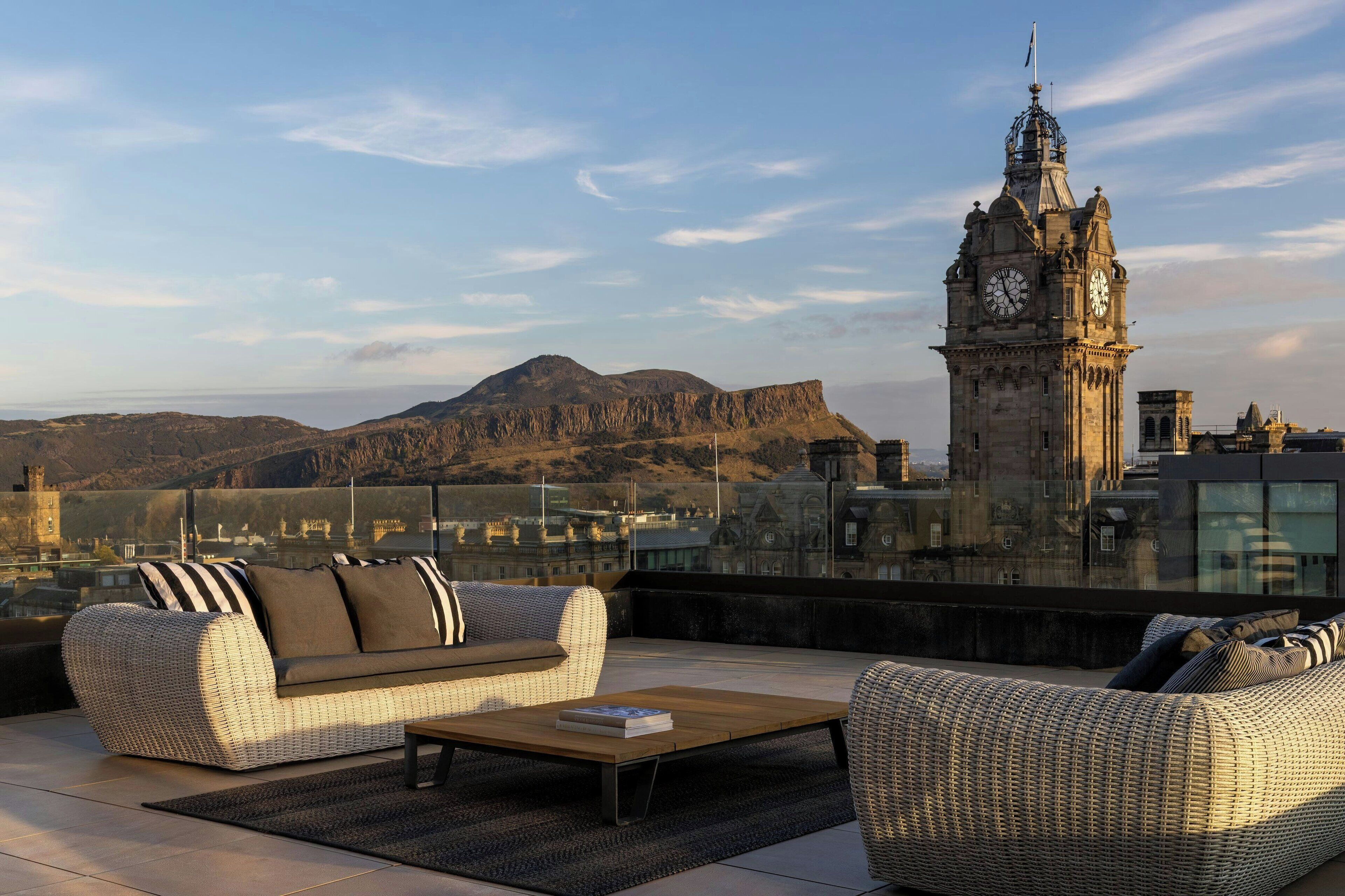 Suite, 3 slaapkamers, niet-roken, uitzicht op de stad | Luxe beddengoed, een kluis op de kamer, een bureau