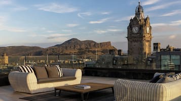 Suite, 3 slaapkamers, niet-roken, uitzicht op de stad | Luxe beddengoed, een kluis op de kamer, een bureau