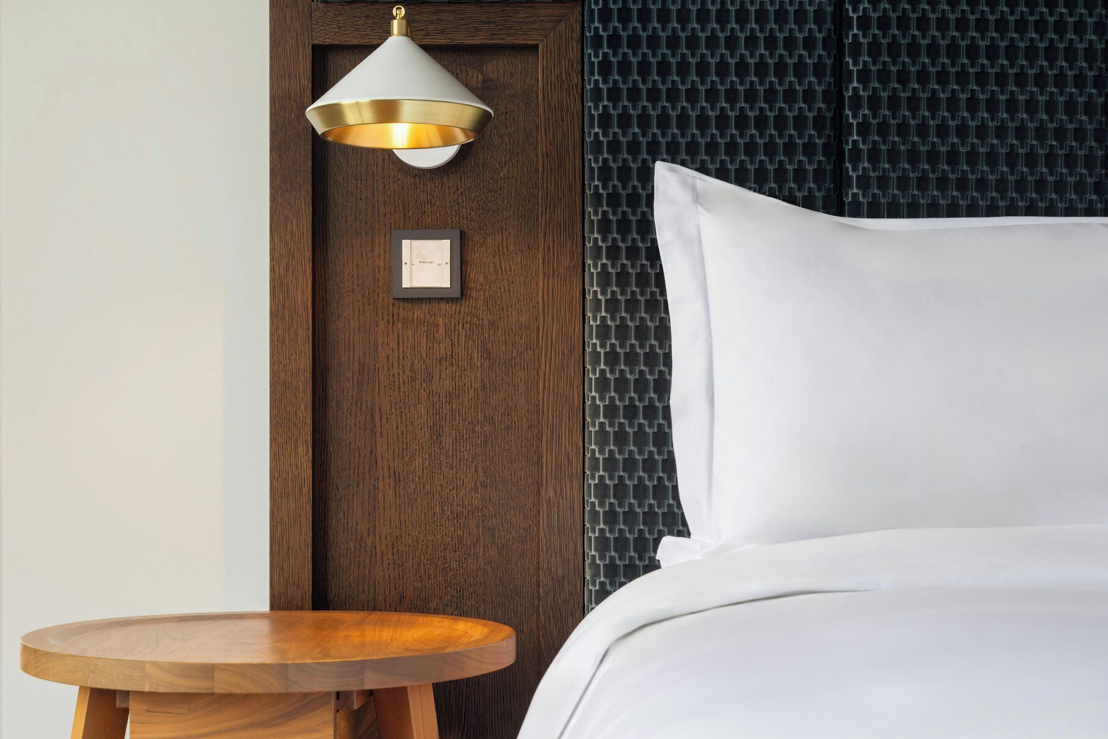 Ropa de cama de alta calidad y caja de seguridad en la habitación 