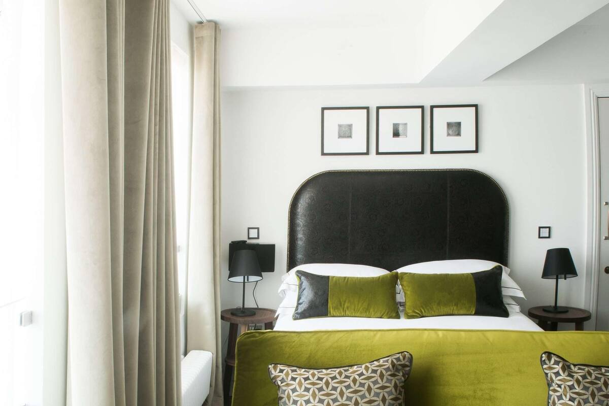 Premium bedding, in-room safe, desk, laptop workspace
