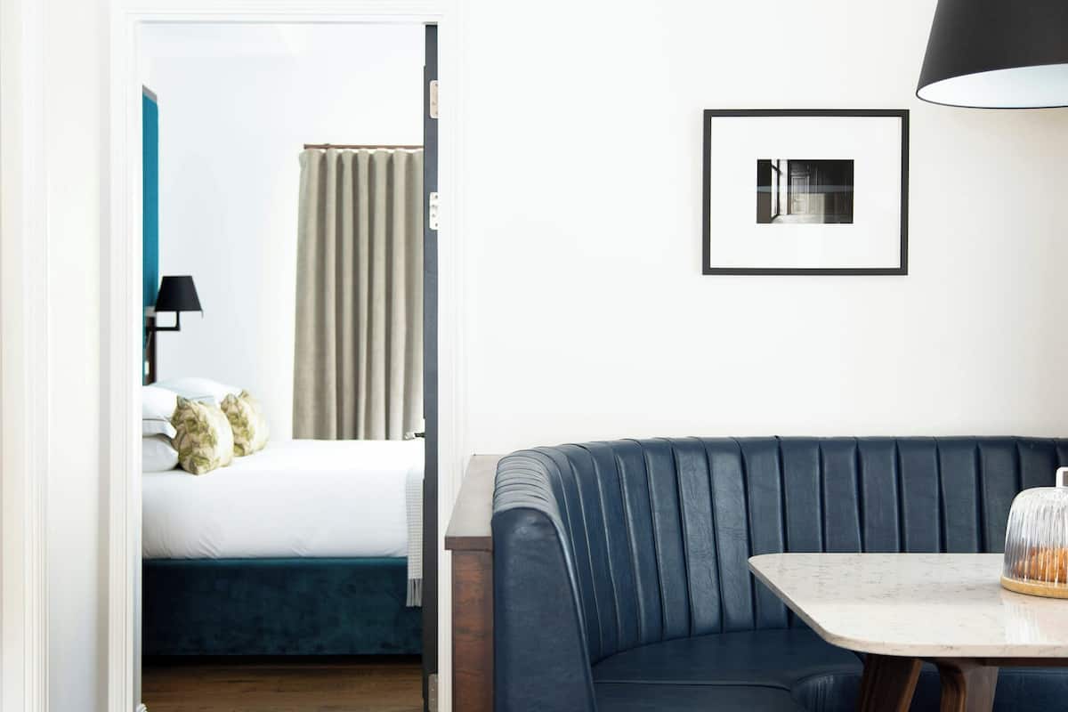 Ropa de cama de alta calidad y caja de seguridad en la habitación