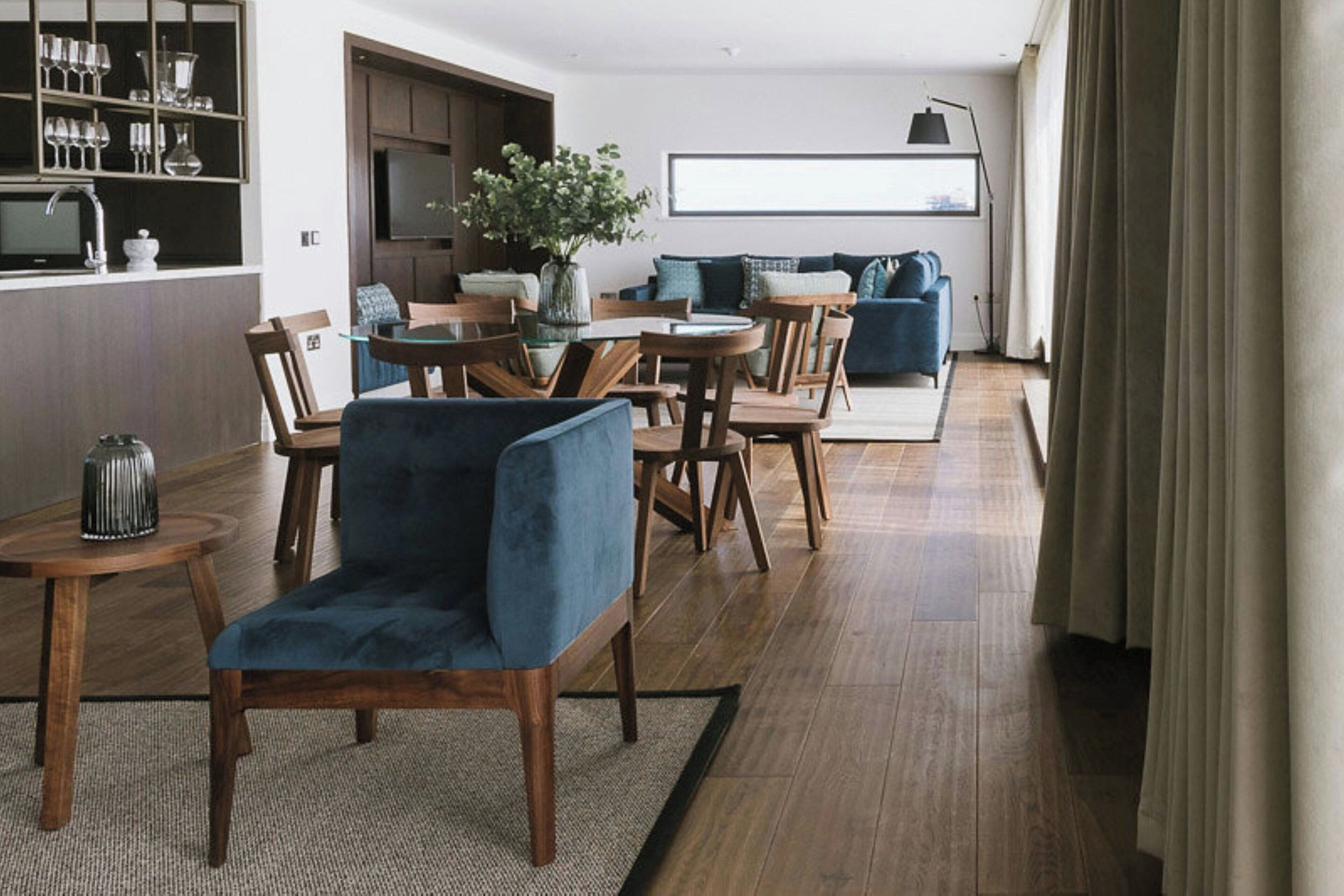 Suite, 3 habitaciones, para no fumadores, vista a la ciudad | Área de sala de estar | Televisión de pantalla plana 