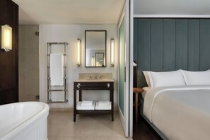 Suite, 3 chambres, non-fumeur, vue sur la ville | Salle de bain | Douche, articles de toilette (gratuits), serviettes fournies