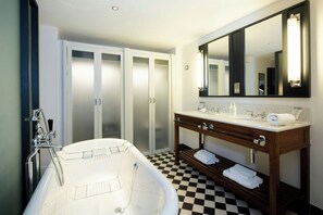 Duş, ücretsiz banyo/kozmetik ürünleri, havlu 