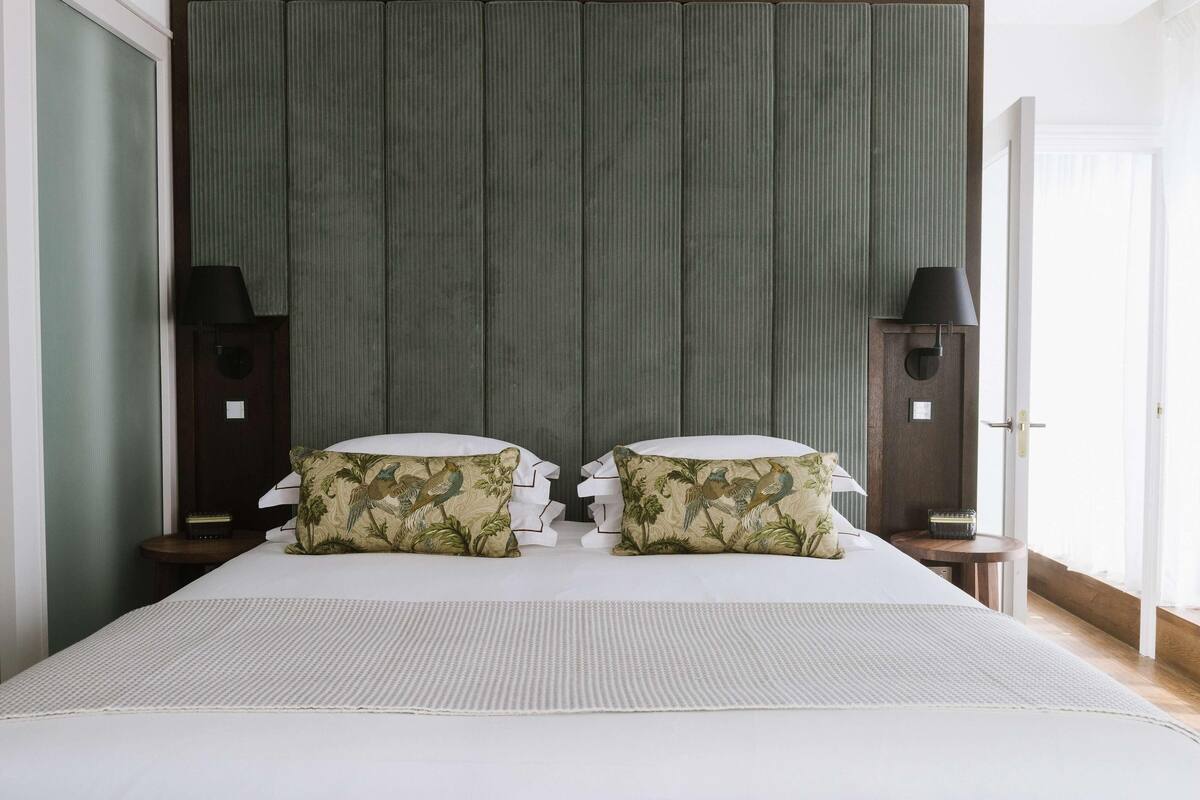 Premium bedding, in-room safe, desk, laptop workspace
