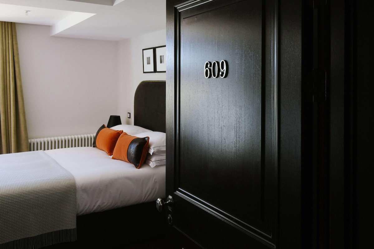 Premium bedding, in-room safe, desk, laptop workspace