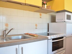 Kjøleskap, mikrobølgeovn, ovn og kokeplater