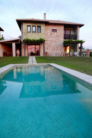 Ein Haus mit Schwimmbad davor.