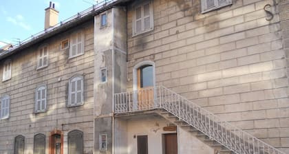Renovated 3-room apartment, near station and lifts