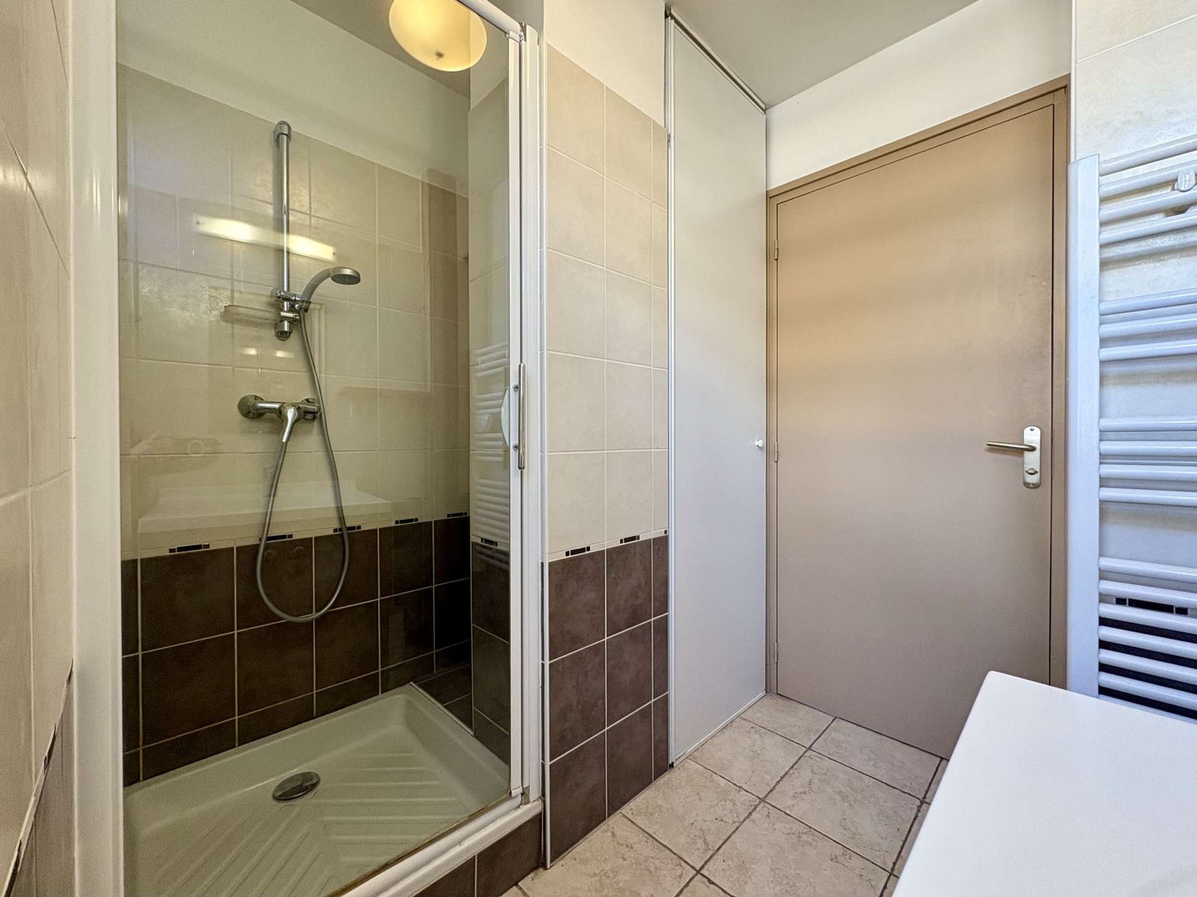 Ein Badezimmer mit Dusche, Toilette und Waschbecken.