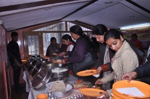 Café da manhã continental todos os dias (INR 400.00 por pessoa) 
