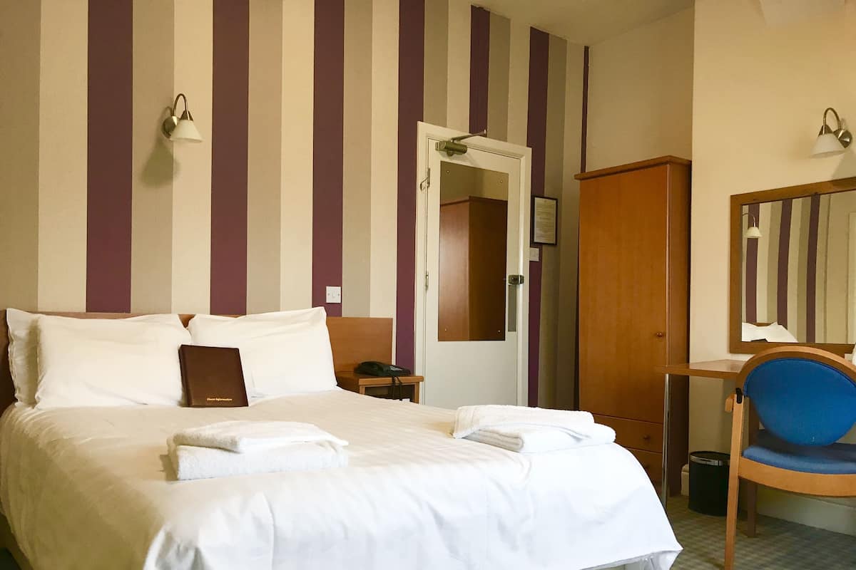 Double Room | In-room safe, desk, WiFi (free), bed sheets