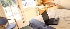Habitació doble bàsica (3/4 Size Bed) | Caixa forta a l'habitació, escriptori, wifi gratuïta i roba de llit