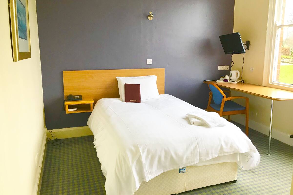 Basic Double Room (3/4 Size Bed) | In-room safe, desk, WiFi (free), bed sheets
