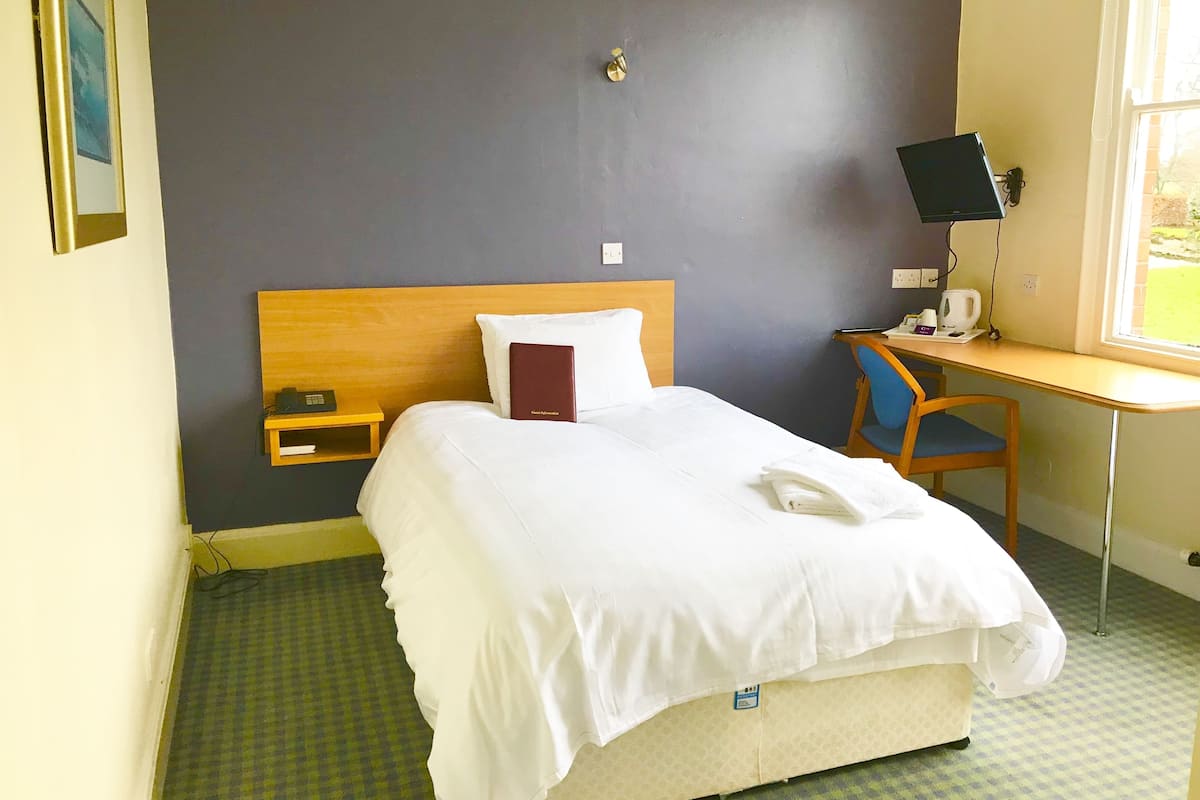 Eenvoudige tweepersoonskamer (3/4 Size Bed) | Een kluis op de kamer, een bureau, gratis wifi, beddengoed