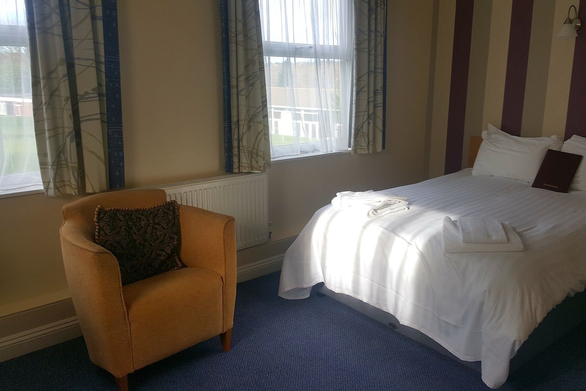 Superior Double Room | In-room safe, desk, WiFi (free), bed sheets