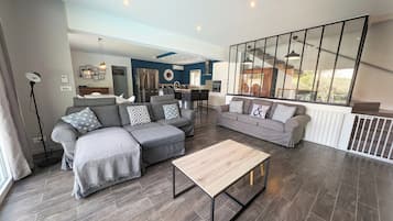 智能電視、DVD 播放機、書籍、影像庫