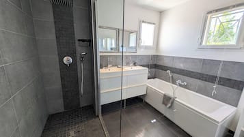 Bañera con ducha, secador de pelo, toallas, jabón