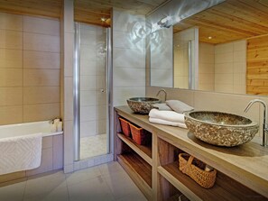 Bathtub, free toiletries, hair dryer, towels - Chalet des Mômes - French Alps holiday 8p, spa & great views - OVO Network (Le Grand Bornand)
