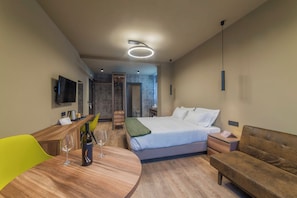 Tweepersoonskamer, privébadkamer, uitzicht op de stad (Large) | Luxe beddengoed, donsdekens, pillowtop-bedden, een minibar