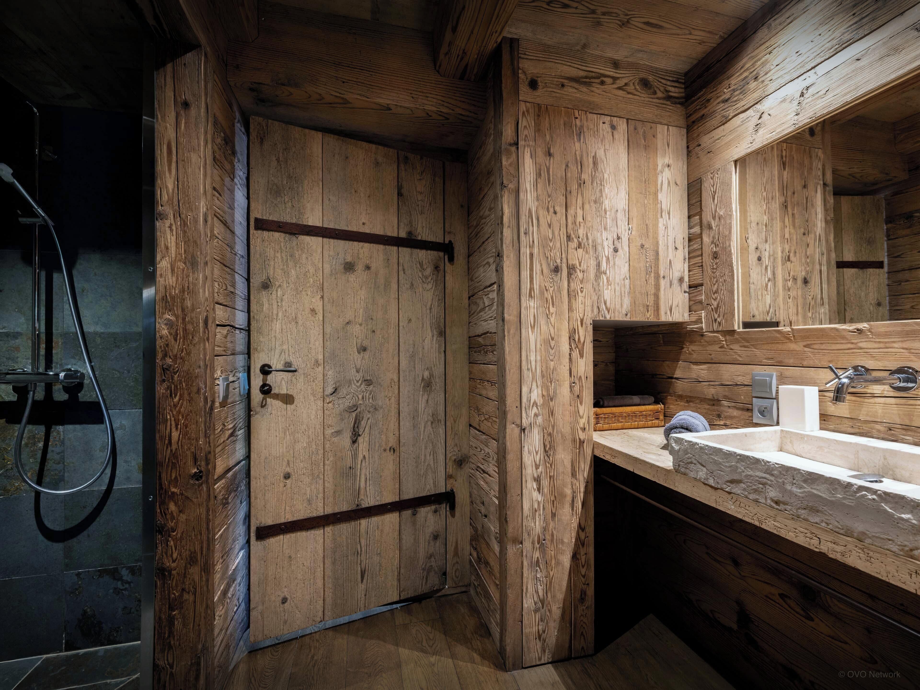 Douche, articles de toilette gratuits, sèche-cheveux