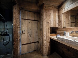 Dusche, kostenlose Toilettenartikel, Haartrockner, Handtücher