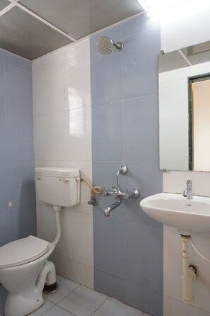 Habitación ejecutiva, 1 cama doble | Baño | Ducha, artículos de higiene personal gratuitos y toallas