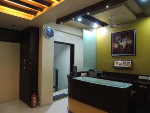 ฝ่ายต้อนรับ