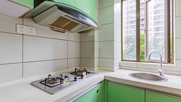 Kühlschrank, Herdplatte, Wasserkocher mit Kaffee-/Teezubehör