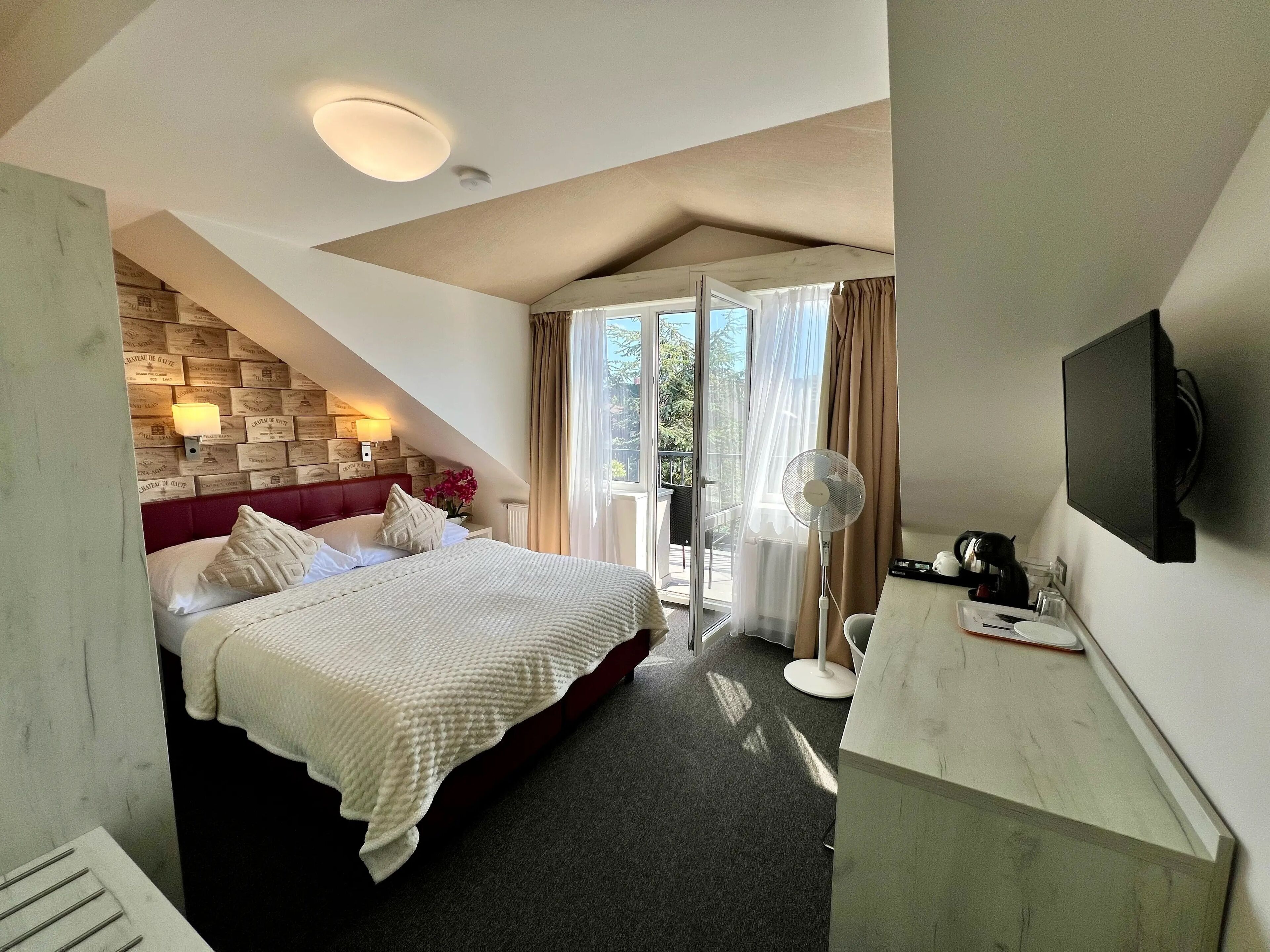 经典双人房, 阳台, 花园景观 | Select Comfort 床、迷你吧、客房内保险箱、办公桌