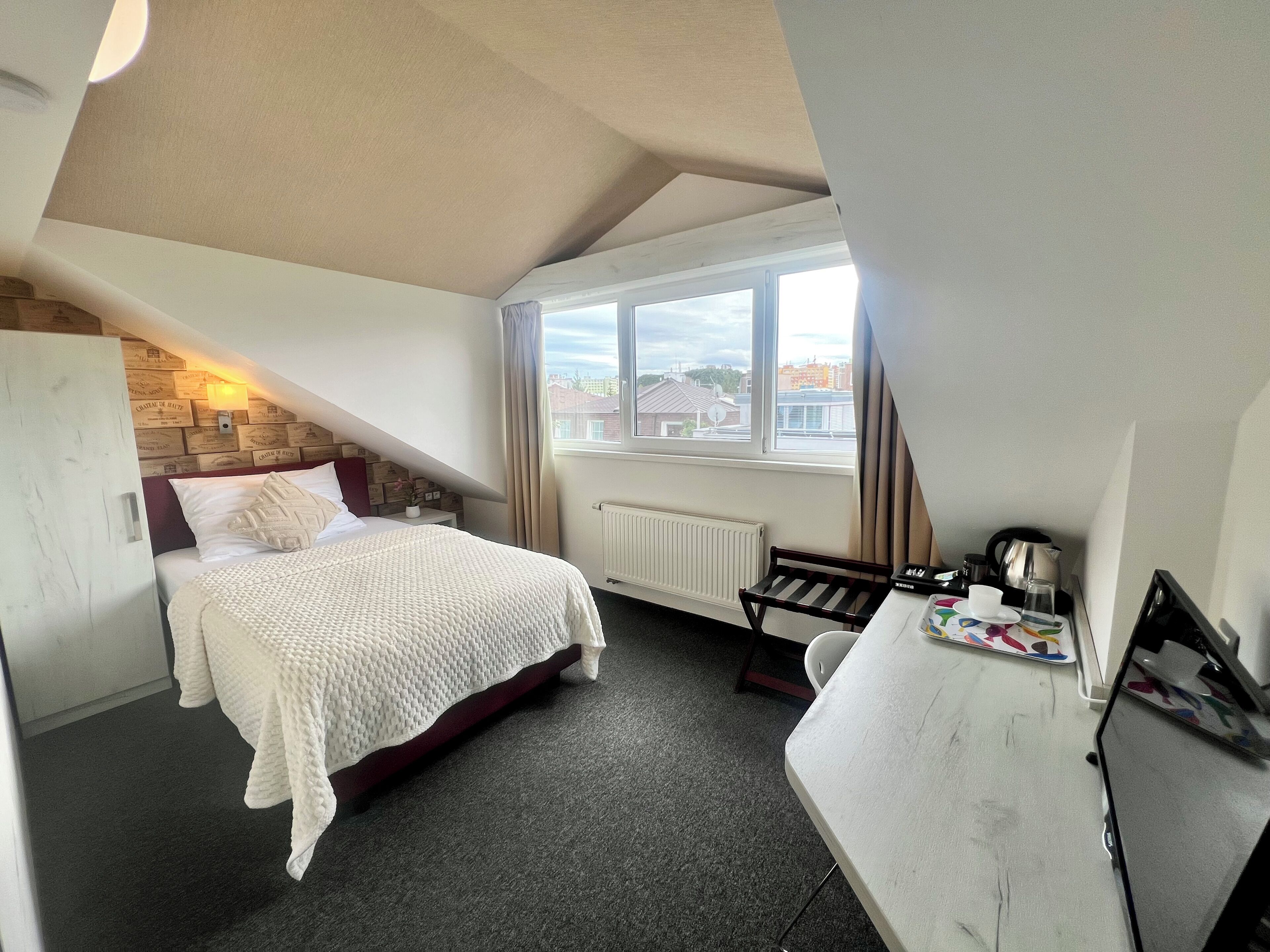 经典单人房 | Select Comfort 床、迷你吧、客房内保险箱、办公桌