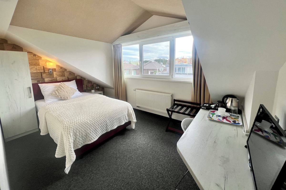Quarto solteiro clássico | Camas Select Comfort, frigobar, cofres nos quartos, escrivaninha