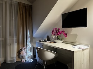 Quarto casal clássico, sacada, vista para o jardim | Camas Select Comfort, frigobar, cofres nos quartos, escrivaninha