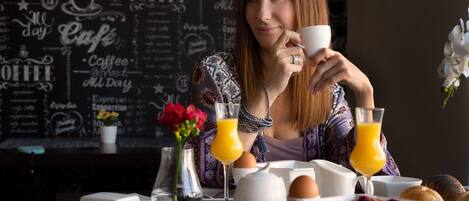 Café da manhã com buffet grátis todos os dias