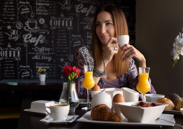 Free daily buffet breakfast