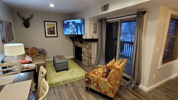 Smart TV, lareira, DVD player, videoteca