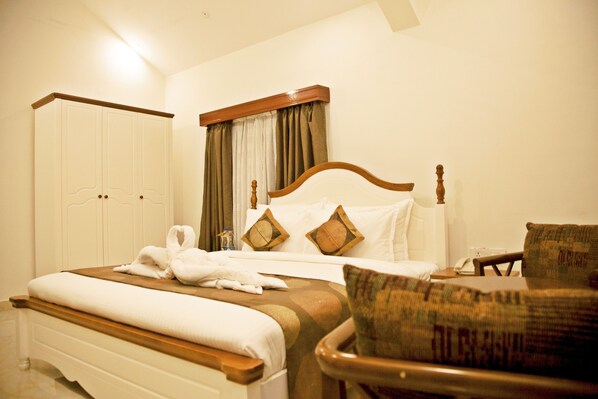 Minibar, desk, laptop workspace, iron/ironing board - Graces Resort (Sehore)