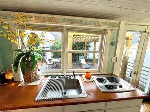 Réfrigérateur, four à micro-ondes, un four, surface de cuisson