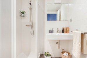 Deluxe Duplex, 3 Bedrooms, Private Pool, Garden View | Bathroom | Free toiletries, hair dryer, towels, soap - Bo&Co Apartments Sitges (Sitges)