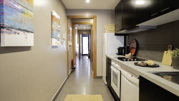 Deluxe-Apartment, 1 Schlafzimmer, eigener Pool, Gartenblick | Eigene Küche | Großer Kühlschrank, Mikrowelle, Ofen, Herdplatte