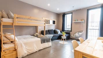 Departamento Deluxe, 1 habitación, alberca privada, vista al jardín | Área de sala de estar | Televisión de pantalla plana