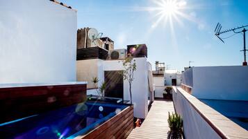 Deluxe-Maisonette, 3 Schlafzimmer, eigener Pool, Gartenblick | Terrasse/Patio