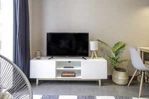ดีลักซ์อพาร์ทเมนท์, 1 ห้องนอน, สระว่ายน้ำส่วนตัว, วิวสวน | บริเวณนั่งเล่น | ทีวีจอแบน