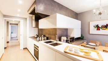 Appartement Duplex Deluxe, 3 chambres, piscine privée, vue jardin | Cuisine privée | Grand réfrigérateur, micro-ondes, four, plaque de cuisson