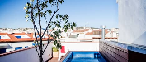 Alloggio Deluxe su due livelli, 3 camere da letto, piscina privata, vista giardino | Terrazza/patio